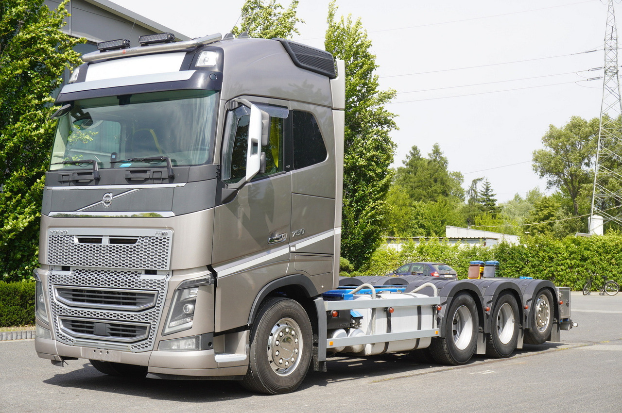 VOLVO FH16 750 8x4x4 / 750 HP! / Frame 685 cm / Steered 4th axle - Cab chassis truck: picture 2 VOLVO FH16 750 8x4x4 / 750 HP! / Frame 685 cm / Steered 4th axle - Cab chassis truck: picture 2