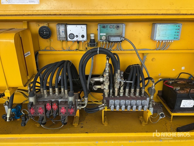 2000 Liftlux SL205-25D 4x4 4WDS/P Scissor Lift - Scissor lift: picture 3 2000 Liftlux SL205-25D 4x4 4WDS/P Scissor Lift - Scissor lift: picture 3