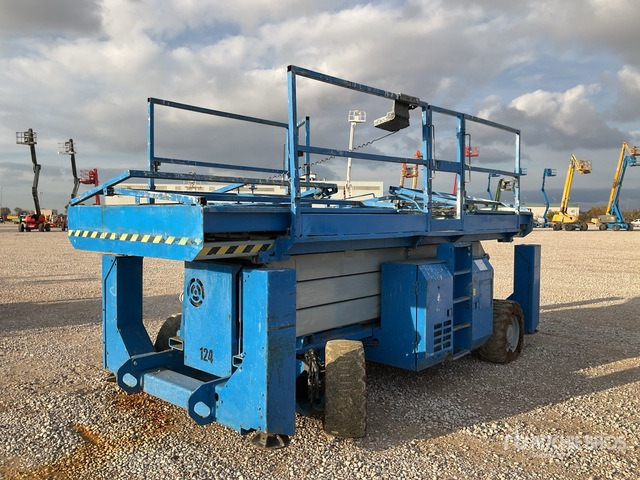 2004 Genie GS3384 4x4 Diesel Scissor Lift - Scissor lift: picture 3 2004 Genie GS3384 4x4 Diesel Scissor Lift - Scissor lift: picture 3
