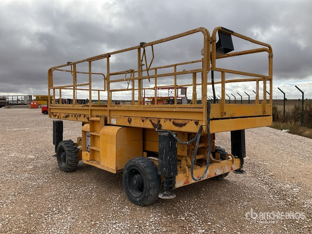 2007 Haulotte H12SXL 4x4 Diesel Scissor Lift - Scissor lift: picture 3 2007 Haulotte H12SXL 4x4 Diesel Scissor Lift - Scissor lift: picture 3