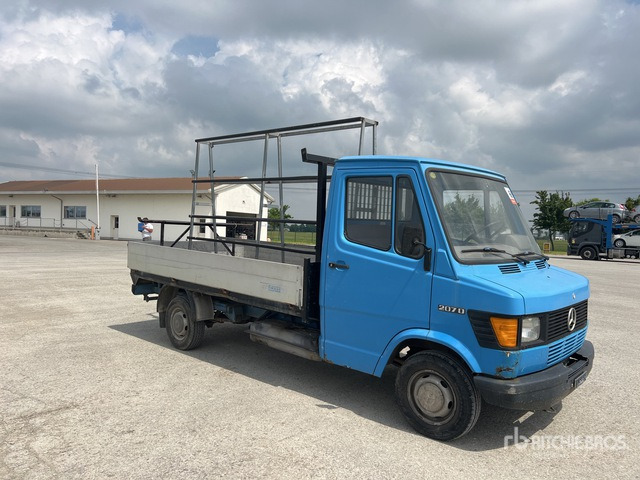 1980 Mercedes-Benz 207D Flatbed Truck - Open body delivery van: picture 3 1980 Mercedes-Benz 207D Flatbed Truck - Open body delivery van: picture 3