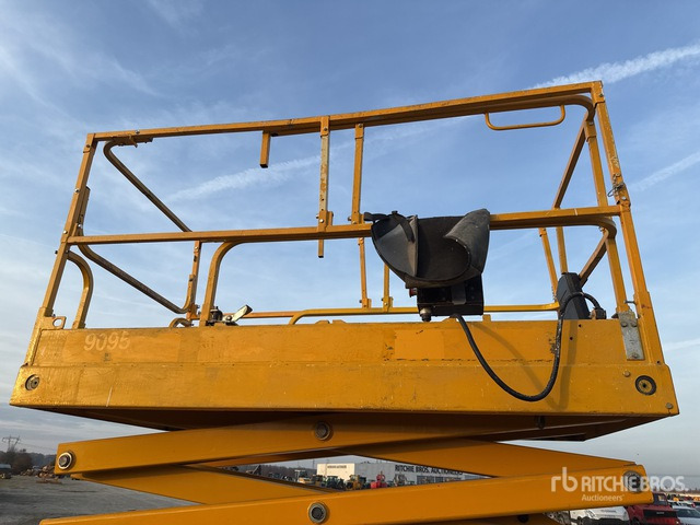 2011 Haulotte Compact 14 Electric Scissor Lift - Scissor lift: picture 4 2011 Haulotte Compact 14 Electric Scissor Lift - Scissor lift: picture 4