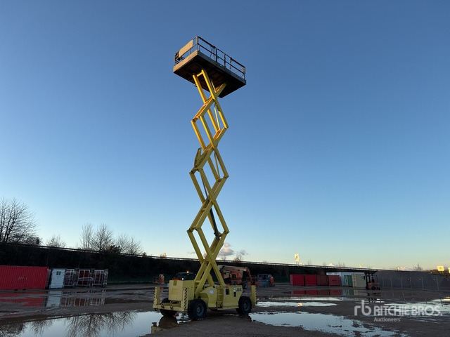 JLG 4394 Scissor Lift - Scissor lift: picture 2 JLG 4394 Scissor Lift - Scissor lift: picture 2