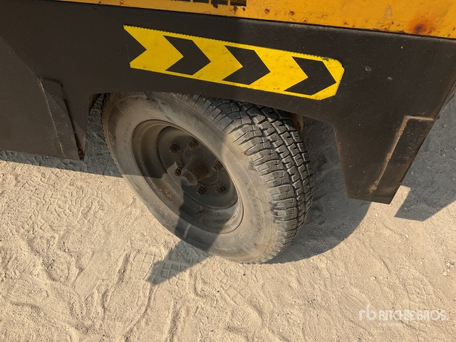 1996 Atlas Copco Mobile (Inoperable) Air Compressor - Air compressor: picture 5 1996 Atlas Copco Mobile (Inoperable) Air Compressor - Air compressor: picture 5