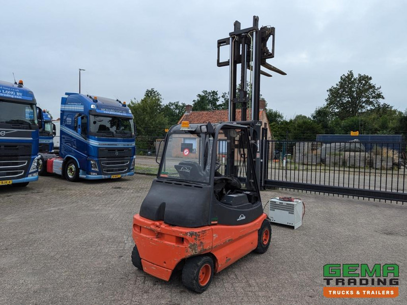 Linde E30 02 - 4058 uur - Duplex Mast - Volrubber Banden - Eurotron 80V-80A Oplader (M34) - Electric forklift: picture 3 Linde E30 02 - 4058 uur - Duplex Mast - Volrubber Banden - Eurotron 80V-80A Oplader (M34) - Electric forklift: picture 3