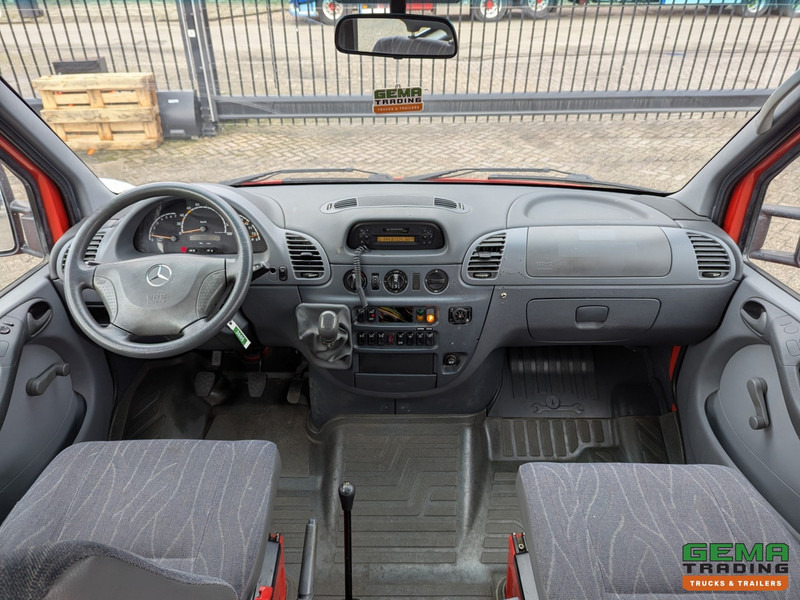 Interior photo 1: Mercedes-Benz 316 CDI  4x4 Euro3 - 59.000km - 9 Persoons - Lier - 3 Sperren!  Hoge en Lage Gearing - 07/2025 APK leasing Mercedes-Benz 316 CDI  4x4 Euro3 - 59.000km - 9 Persoons - Lier - 3 Sperren!  Hoge en Lage Gearing - 07/2025 APK