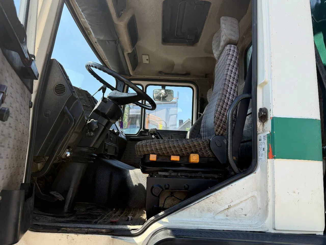 Tipper MAN 35.372 8X4 Tipper Spring/Spring ZF Manual Gear E: picture 13