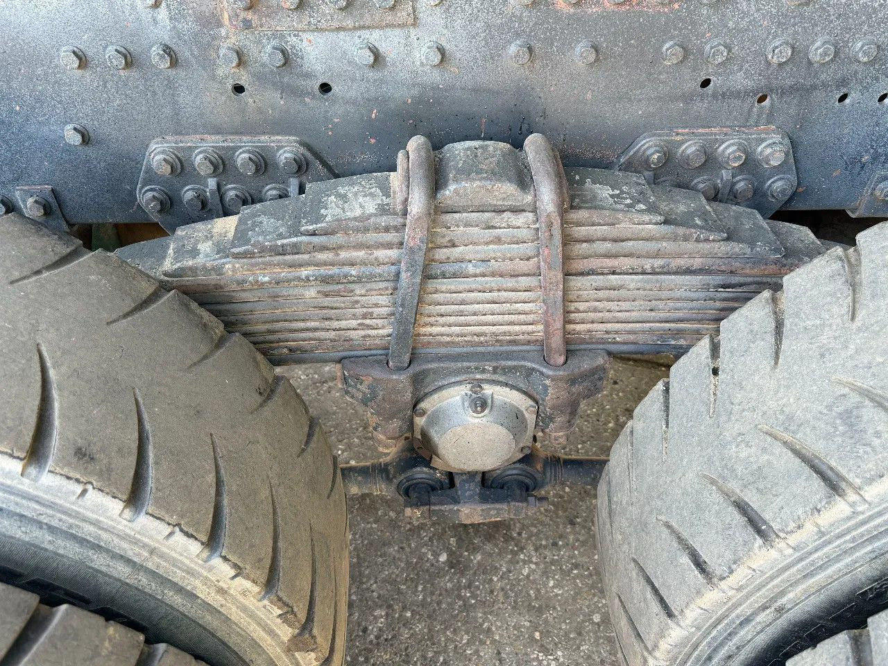 Tipper MAN 35.372 8X4 Tipper Spring/Spring ZF Manual Gear E: picture 7