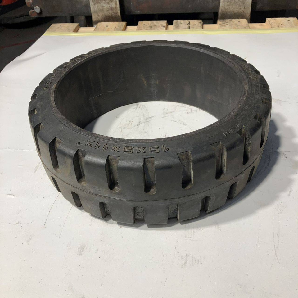 2X trelleborg 15x5x11 1/4 tyres - Tire for Material handling equipment: picture 2 2X trelleborg 15x5x11 1/4 tyres - Tire for Material handling equipment: picture 2