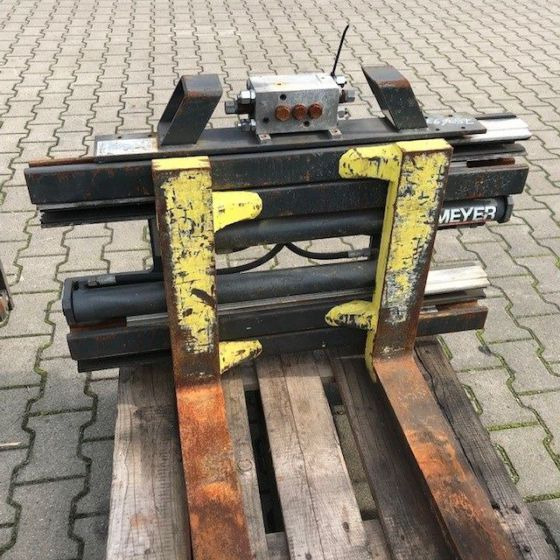 Meyer Fork positioner with side shift - Attachment for Material handling equipment: picture 3 Meyer Fork positioner with side shift - Attachment for Material handling equipment: picture 3