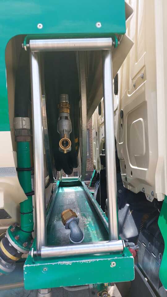 MERCEDES ANTOS - Tanker truck: picture 4 MERCEDES ANTOS - Tanker truck: picture 4