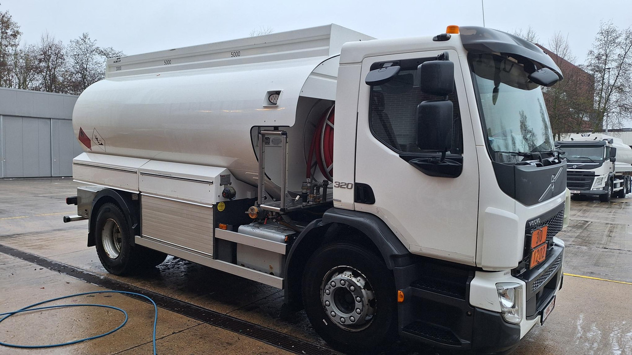 VOLVO FE320 - Tanker truck: picture 3 VOLVO FE320 - Tanker truck: picture 3
