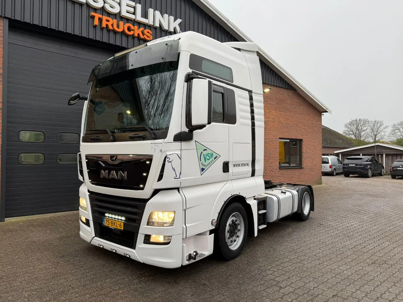 MAN TGX 18.420 XXL Lowdeck Standairco 2x tank 626.025KM! Smarttacho 2 NL Truck - Tractor unit: picture 1 MAN TGX 18.420 XXL Lowdeck Standairco 2x tank 626.025KM! Smarttacho 2 NL Truck - Tractor unit: picture 1