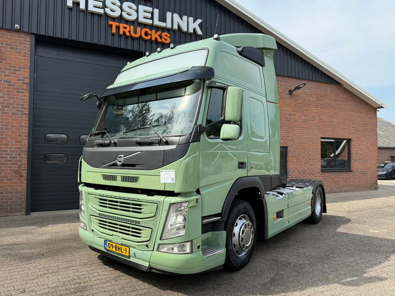 Volvo FM 370 Globetrotter XL Xenon Side skirts NL Truck - Tractor unit: picture 1 Volvo FM 370 Globetrotter XL Xenon Side skirts NL Truck - Tractor unit: picture 1