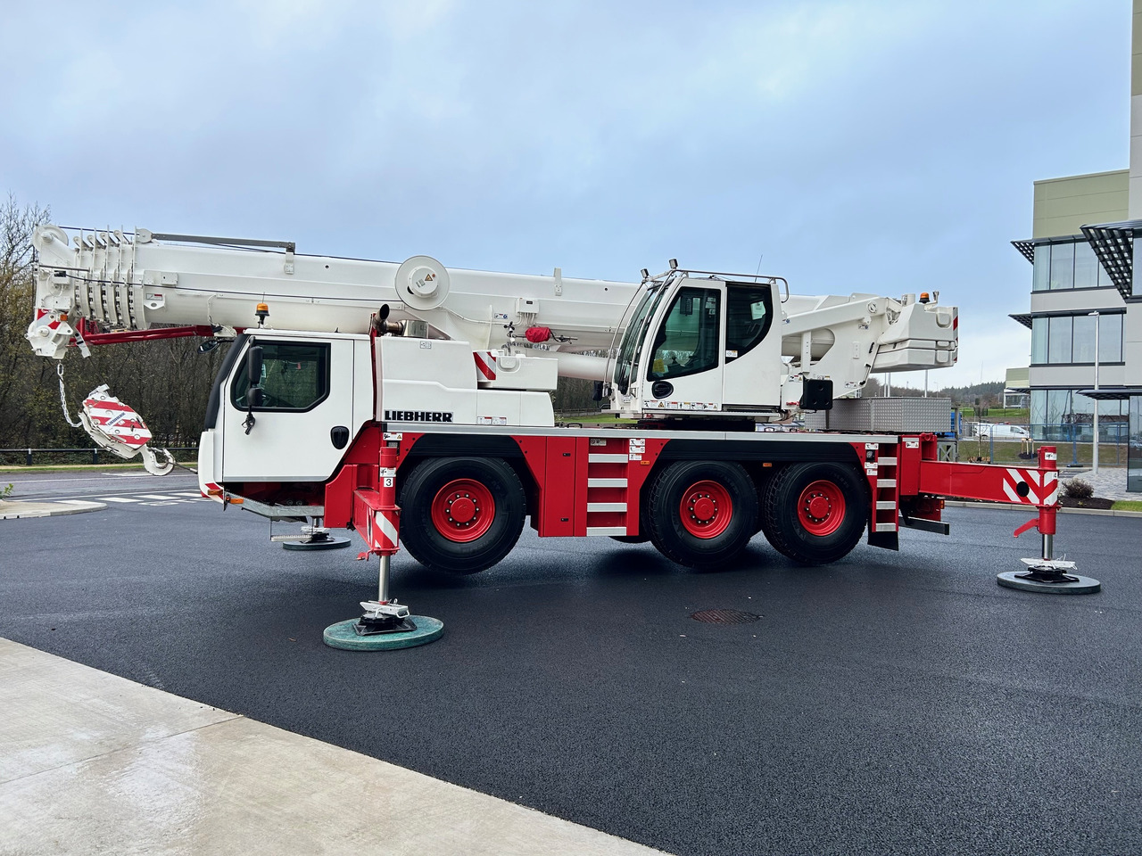 All terrain crane LIEBHERR LTM1060-3.1 - Excellent Condition and Full Remote: picture 12