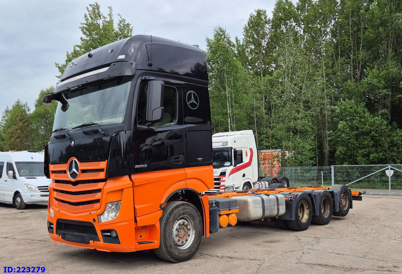 MERCEDES-BENZ Actros 3563 8×4 ( Steering axle) - Cab chassis truck: picture 1 MERCEDES-BENZ Actros 3563 8×4 ( Steering axle) - Cab chassis truck: picture 1