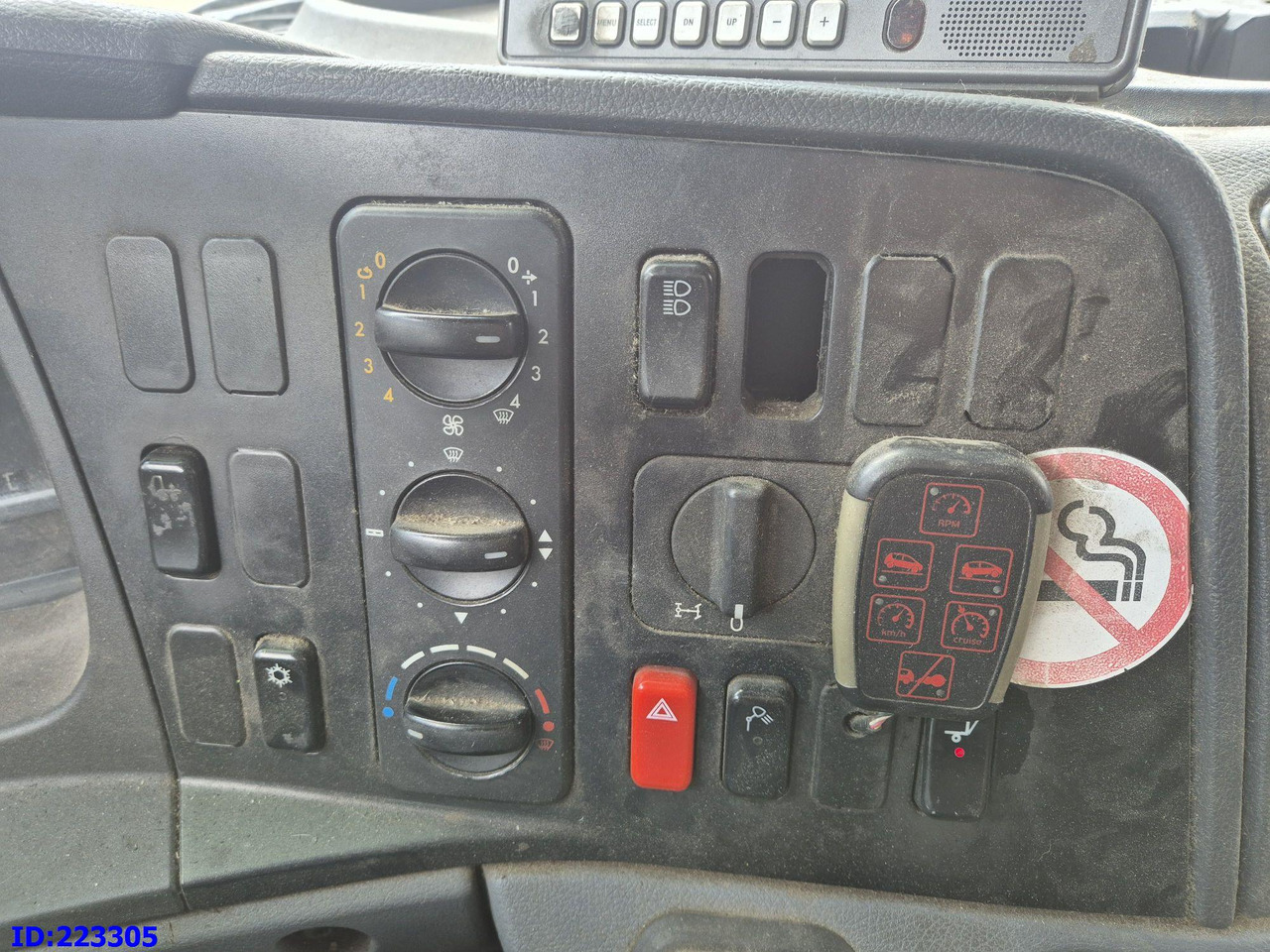 Refrigerator truck MERCEDES-BENZ Axor 1829 Euro5 Manual + Tail lift: picture 17