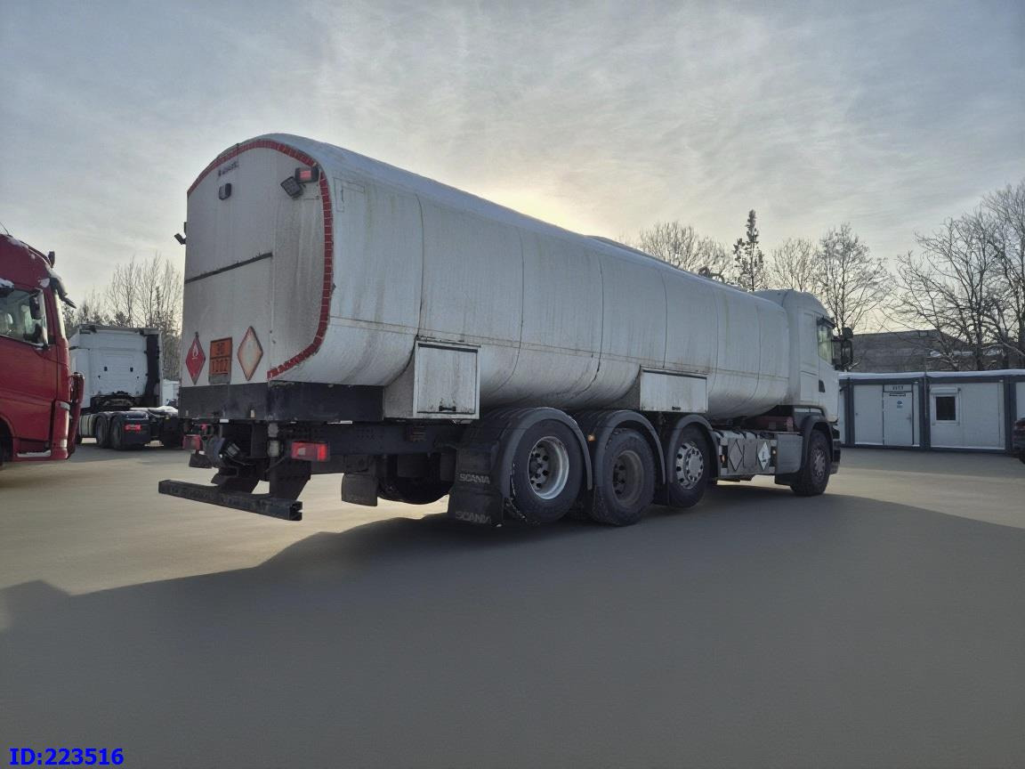 SCANIA R520 8x2 - 22100L - Steering axle - Tanker truck: picture 5 SCANIA R520 8x2 - 22100L - Steering axle - Tanker truck: picture 5