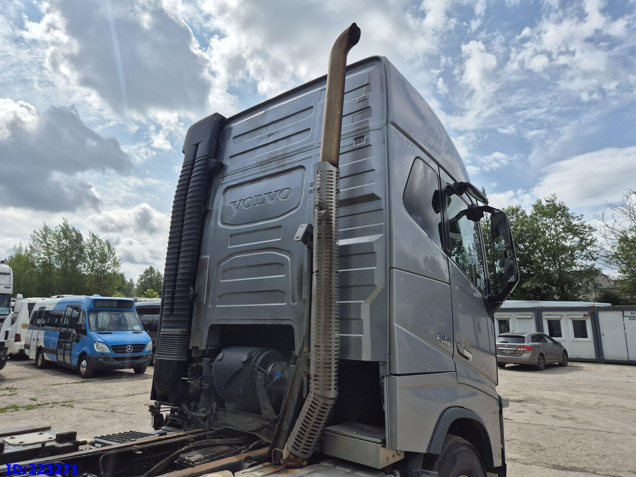VOLVO FH16 750HP 8x4 (Steering axle / 2 axles lifting) - Timber truck: picture 5 VOLVO FH16 750HP 8x4 (Steering axle / 2 axles lifting) - Timber truck: picture 5