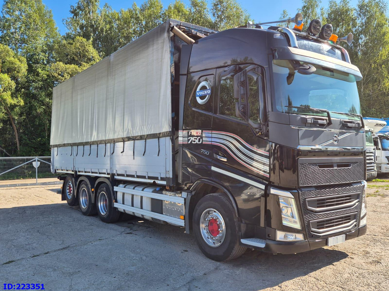 VOLVO FH16 750HP - 8x4-Steering axle - Curtain side truck: picture 4 VOLVO FH16 750HP - 8x4-Steering axle - Curtain side truck: picture 4