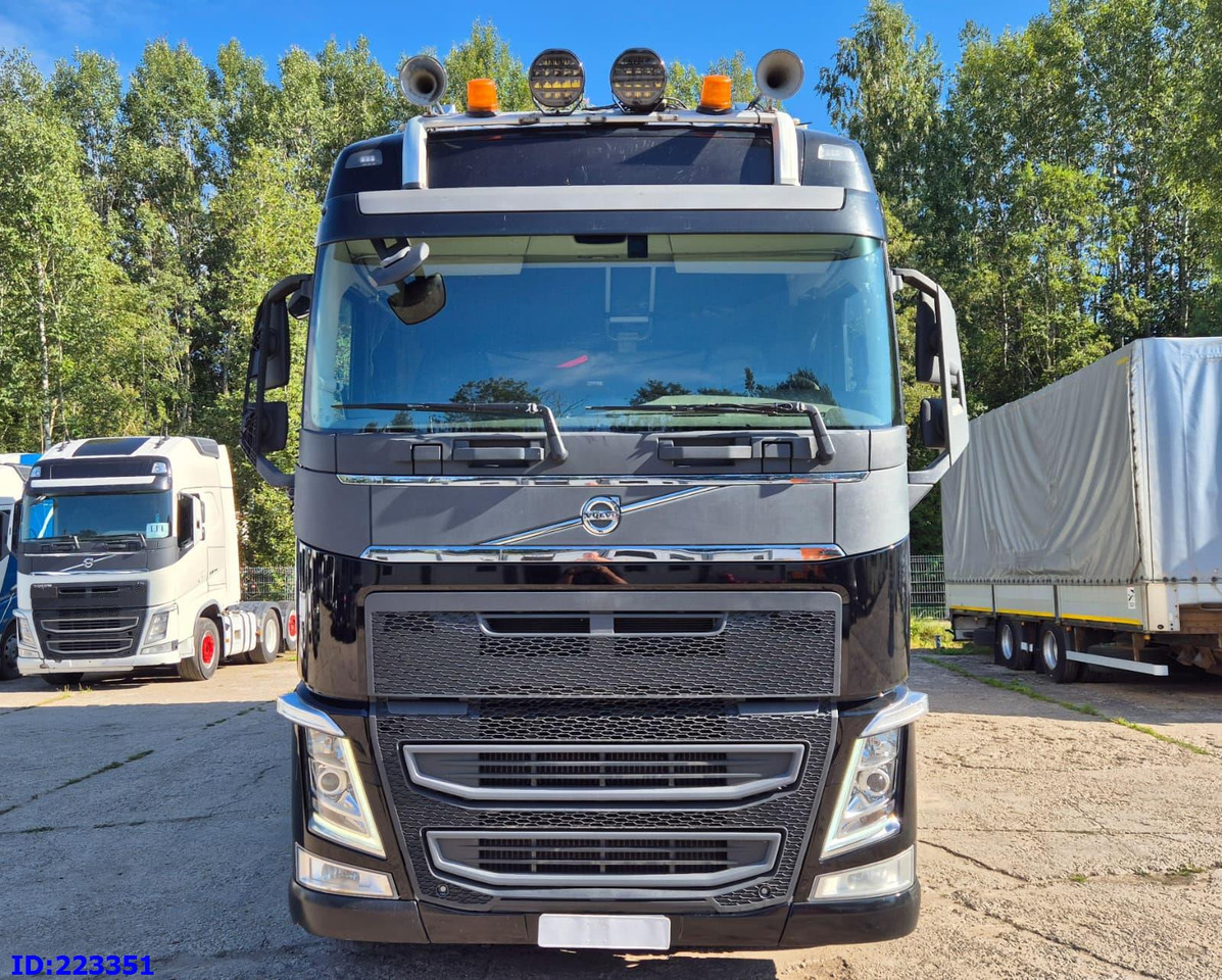 VOLVO FH16 750HP - 8x4-Steering axle - Curtain side truck: picture 2 VOLVO FH16 750HP - 8x4-Steering axle - Curtain side truck: picture 2