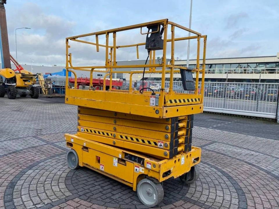 Haulotte Compact 14 - Scissor lift: picture 1 Haulotte Compact 14 - Scissor lift: picture 1