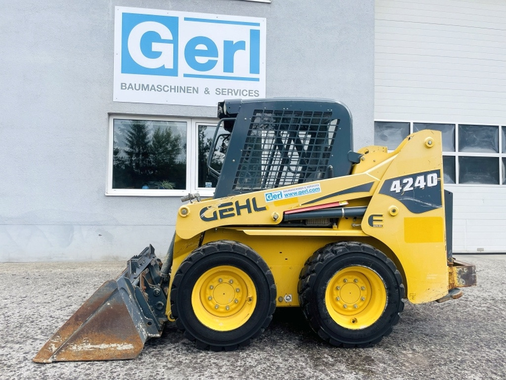 Skid steer loader Gehl SL4240 (4035): picture 9