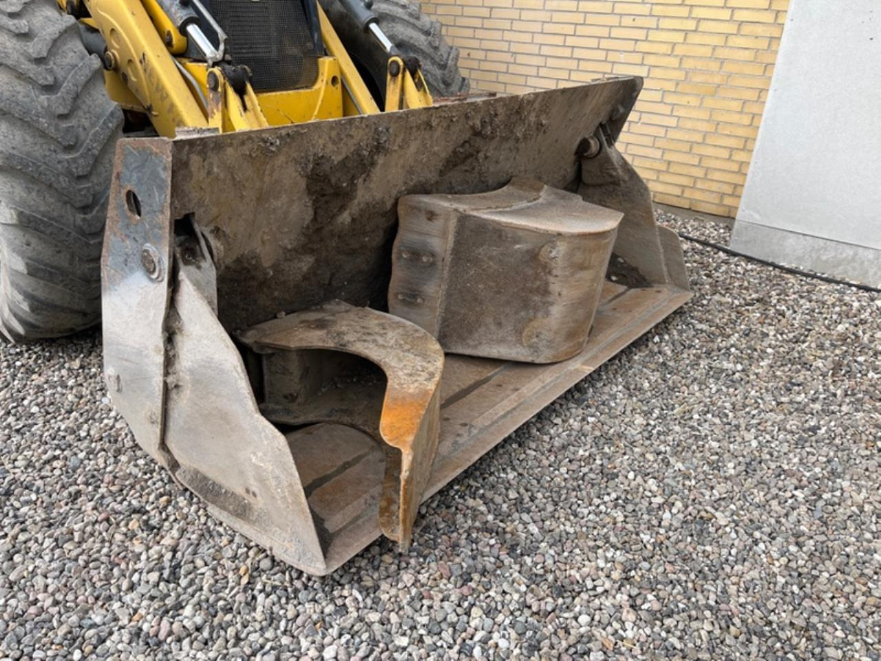 New Holland LB115 - Backhoe loader: picture 4 New Holland LB115 - Backhoe loader: picture 4