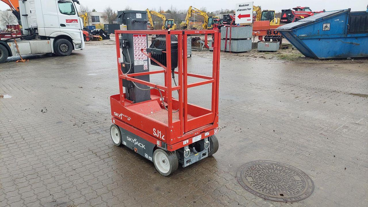 Skyjack SJ12 - Vertical mast lift: picture 4 Skyjack SJ12 - Vertical mast lift: picture 4