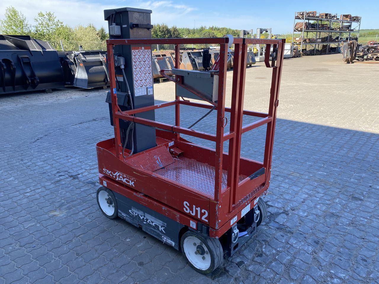 Skyjack SJ12 - Vertical mast lift: picture 5 Skyjack SJ12 - Vertical mast lift: picture 5