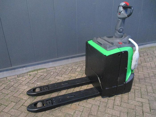 Cesab P320 - Pallet truck: picture 2 Cesab P320 - Pallet truck: picture 2