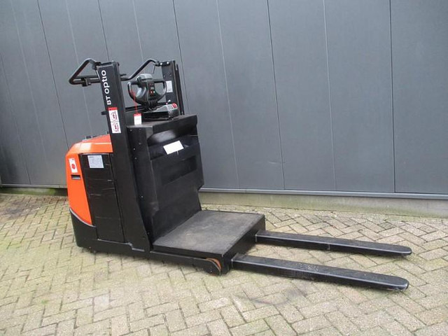 Toyota OSE 100W - Order picker: picture 2 Toyota OSE 100W - Order picker: picture 2