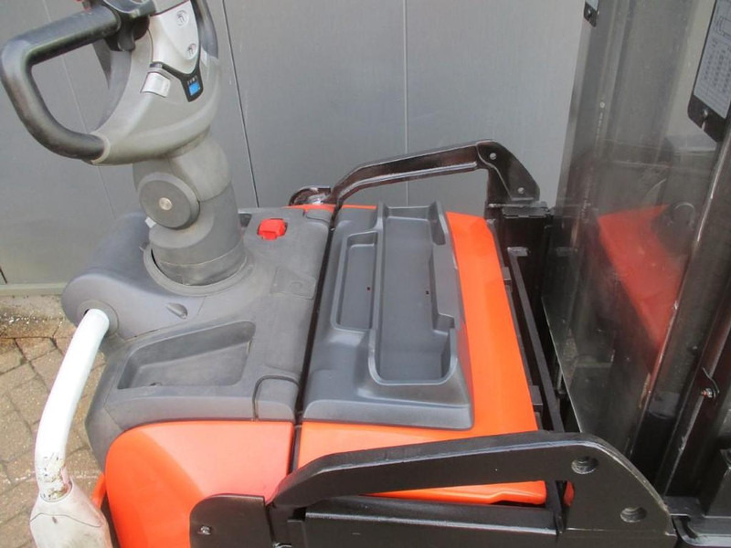Toyota SPE 200D - Stacker: picture 4 Toyota SPE 200D - Stacker: picture 4