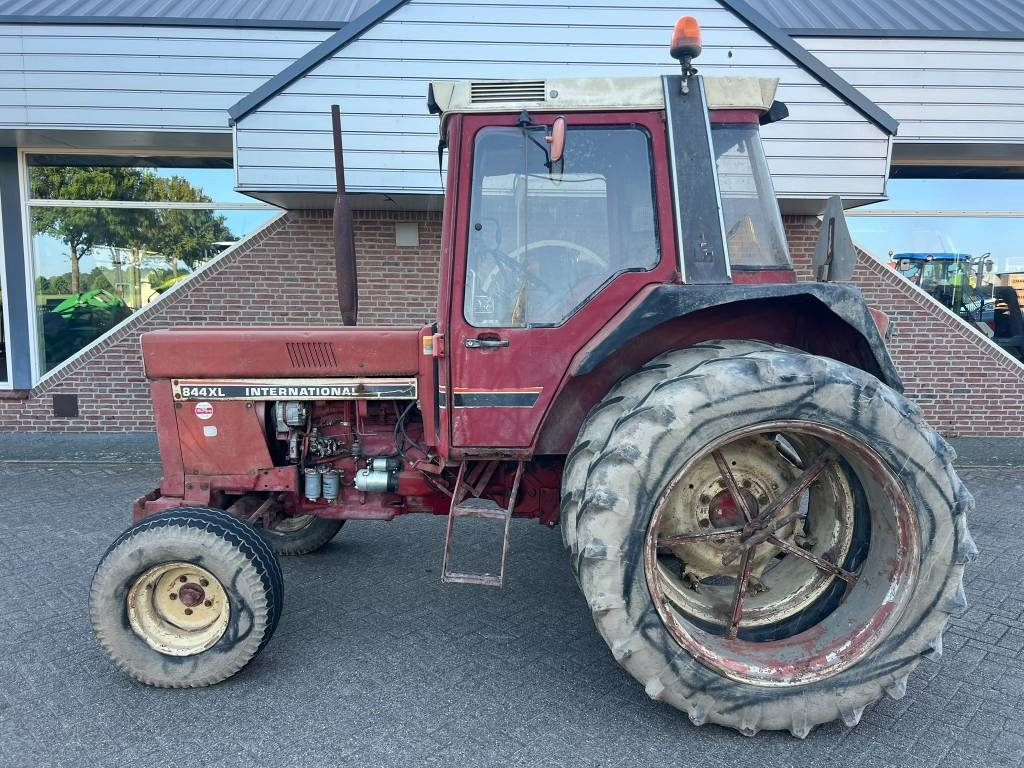 International 844 - Farm tractor: picture 2 International 844 - Farm tractor: picture 2
