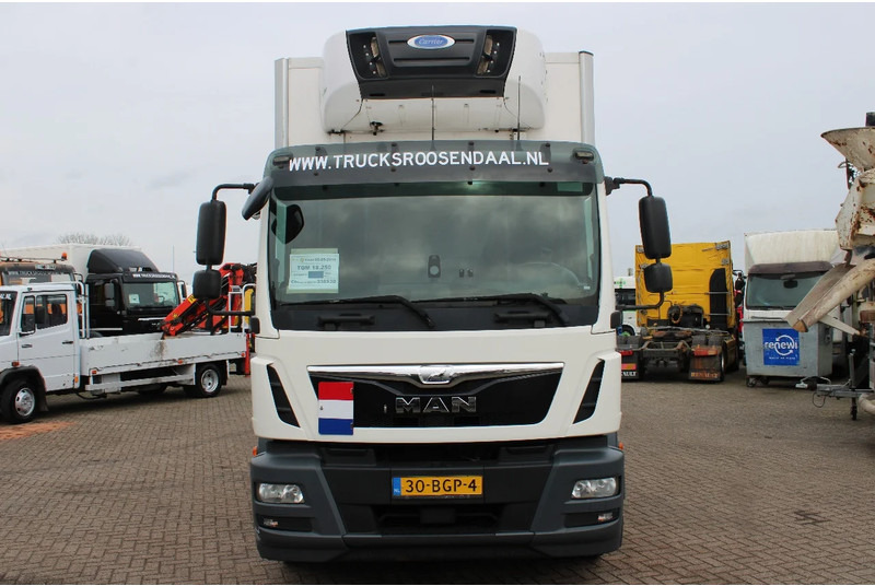 MAN TGM 18.250 + EURO 6 + CARRIER + LIFT - Refrigerator truck: picture 2 MAN TGM 18.250 + EURO 6 + CARRIER + LIFT - Refrigerator truck: picture 2