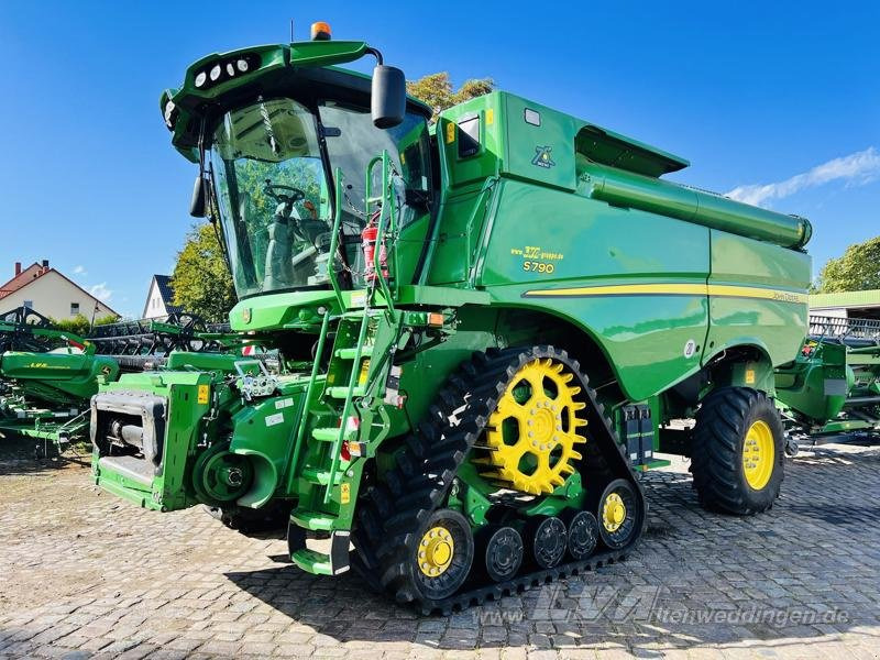 John Deere S790 - Combine harvester: picture 1 John Deere S790 - Combine harvester: picture 1