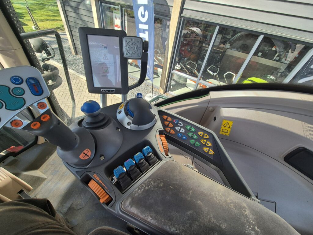 FENDT 828 - Farm tractor: picture 4 FENDT 828 - Farm tractor: picture 4