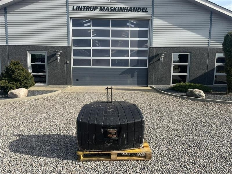 Agco 1100 kg Frontvægt med træk til 3.punkts ophæng - Counterweight: picture 1 Agco 1100 kg Frontvægt med træk til 3.punkts ophæng - Counterweight: picture 1