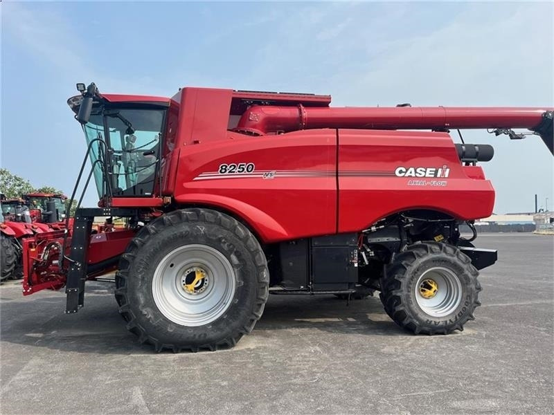 Case IH 8250 Axial-Flow New and unused combine - Combine harvester: picture 1 Case IH 8250 Axial-Flow New and unused combine - Combine harvester: picture 1