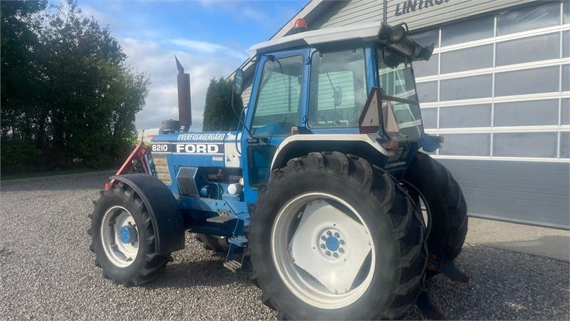 Ford 8210 Force II Med frontlift - Farm tractor: picture 3 Ford 8210 Force II Med frontlift - Farm tractor: picture 3