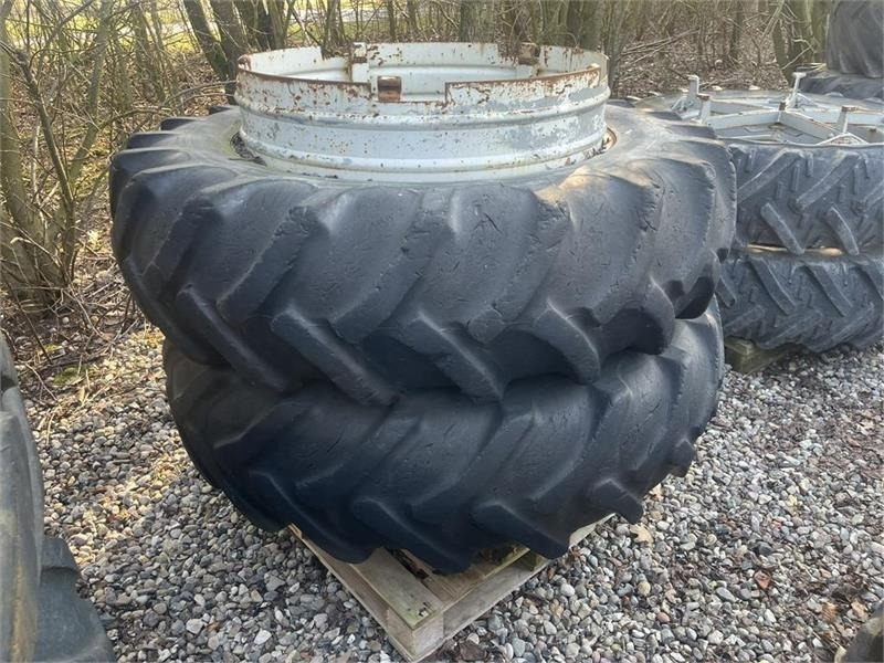 Goodyear 16,9 X 38 Hvide med ring og 5 Dual låse - Tire for Agricultural machinery: picture 1 Goodyear 16,9 X 38 Hvide med ring og 5 Dual låse - Tire for Agricultural machinery: picture 1