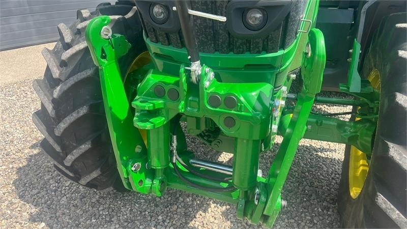 John Deere 6135R Krybegear, frontlift, TLS Affjedret foraksel - Farm tractor: picture 4 John Deere 6135R Krybegear, frontlift, TLS Affjedret foraksel - Farm tractor: picture 4