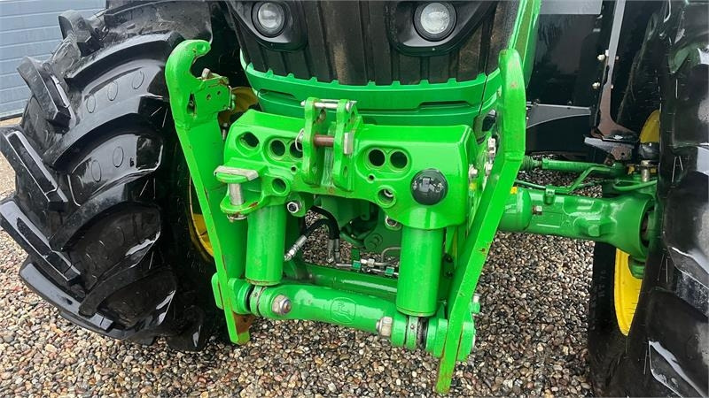 John Deere 6215R Med frontlift - Farm tractor: picture 4 John Deere 6215R Med frontlift - Farm tractor: picture 4