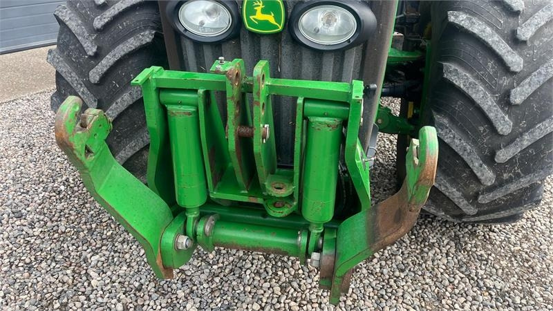 John Deere 8230 Med frontlift - Farm tractor: picture 4 John Deere 8230 Med frontlift - Farm tractor: picture 4
