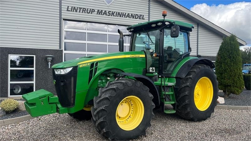 John Deere 8260R  - Farm tractor: picture 2 John Deere 8260R  - Farm tractor: picture 2