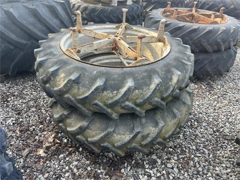 Pirelli 12,4R36 Molcon 5 arme bred - Tire for Agricultural machinery: picture 1 Pirelli 12,4R36 Molcon 5 arme bred - Tire for Agricultural machinery: picture 1