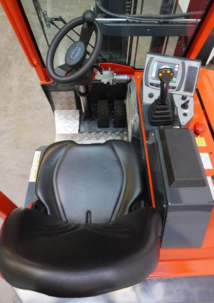 Combilift CBE3000 - 4-way reach truck: picture 3 Combilift CBE3000 - 4-way reach truck: picture 3