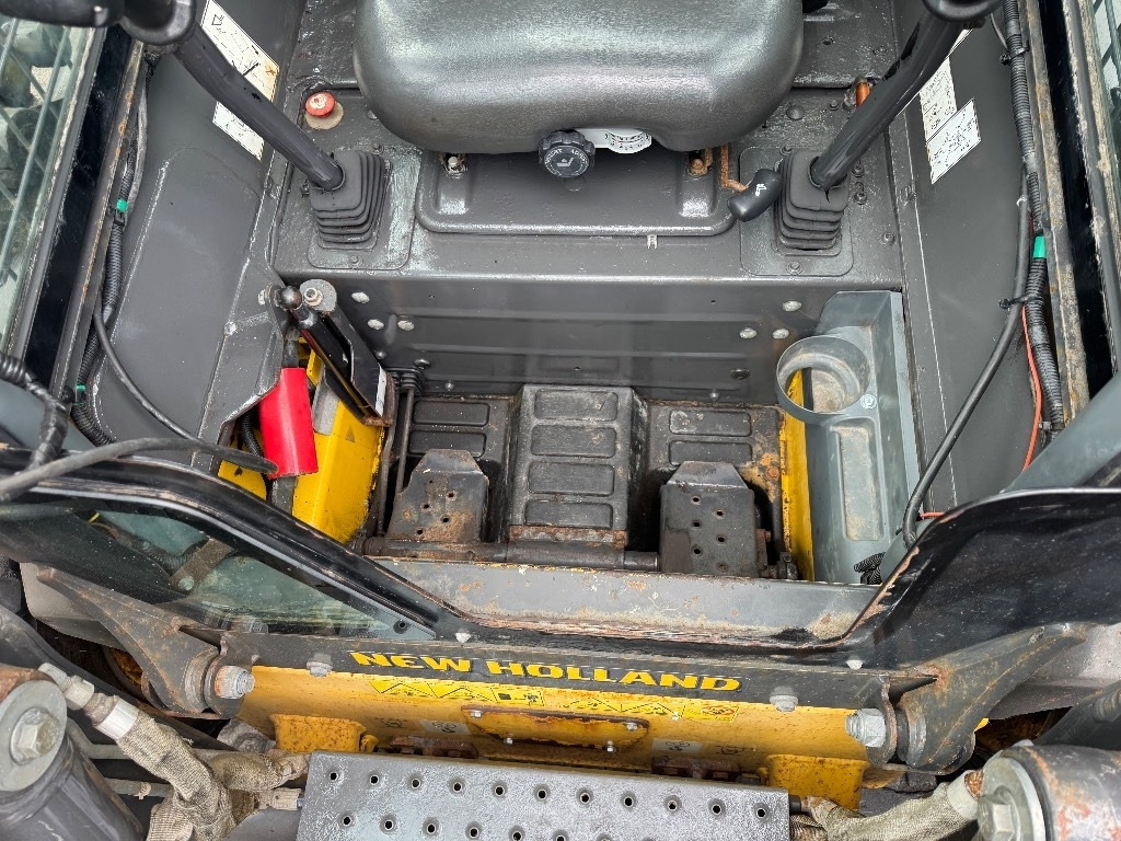 New Holland L220 - Skid steer loader: picture 5 New Holland L220 - Skid steer loader: picture 5