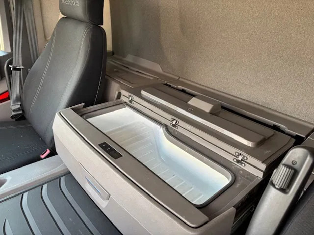 Box truck Scania P280 Closed box taillift 2000 kg Fuel CNG ADR 2 units in stock: picture 18 Box truck Scania P280 Closed box taillift 2000 kg Fuel CNG ADR 2 units in stock: picture 18