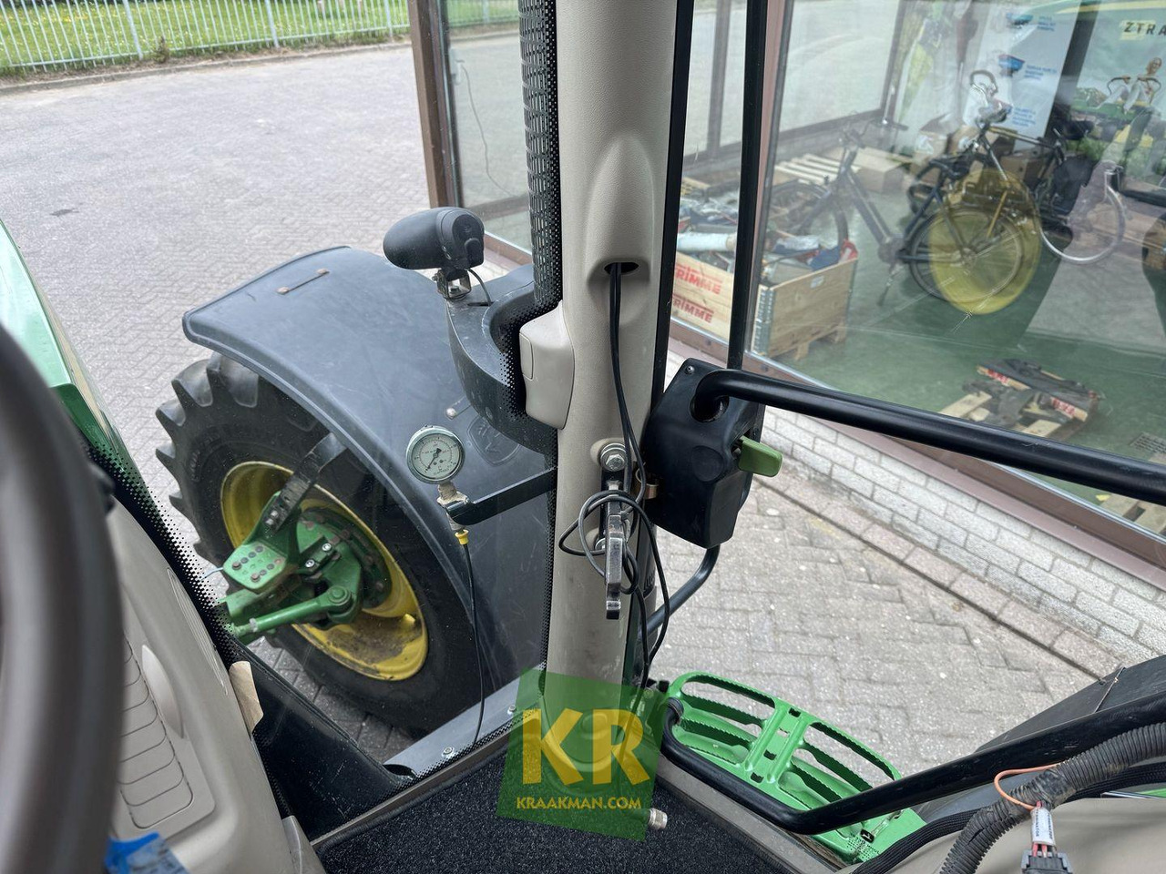 Farm tractor 6150R John Deere: picture 7